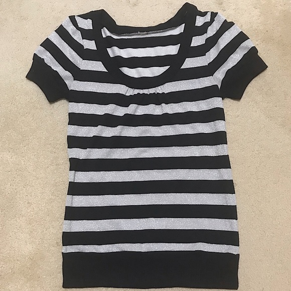 🆕🔥EXPRESS SUPER CUTE&STYLISH&FITTED BLACK&SIVER SHORT SLEEVE TOP SEE ALL PICS - Picture 6 of 9